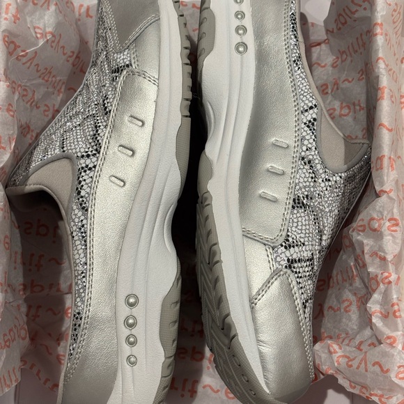 New in Box Easy Spirit Women's Silver and Black Slip-On Shoes Size 9 - Picture 4 of 8